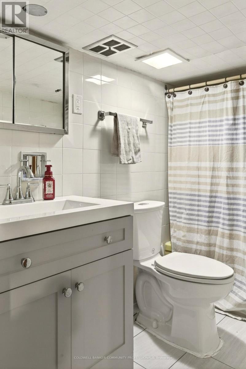 181 Simcoe Street E, Hamilton, ON - Indoor Photo Showing Bathroom