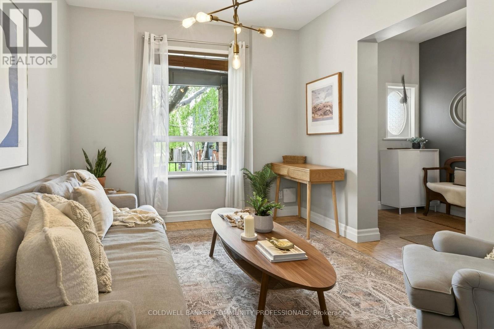 181 Simcoe Street E, Hamilton, ON - Indoor Photo Showing Living Room