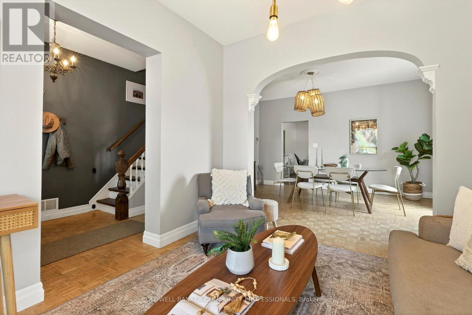 181 Simcoe Street E, Hamilton, ON - Indoor Photo Showing Living Room