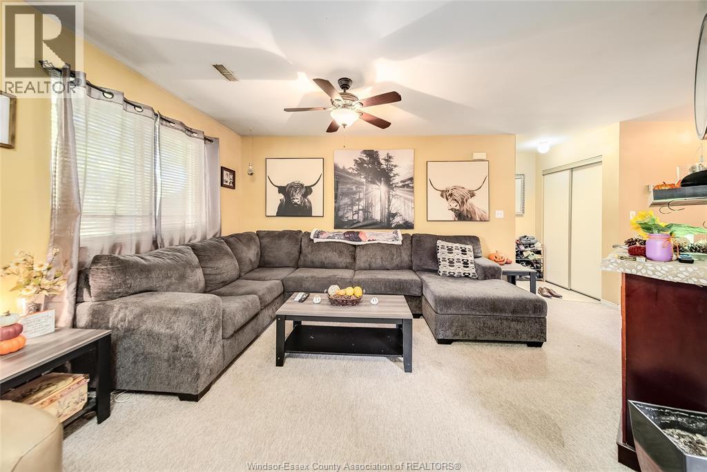 1970 Daytona, Windsor, ON - Indoor Photo Showing Living Room