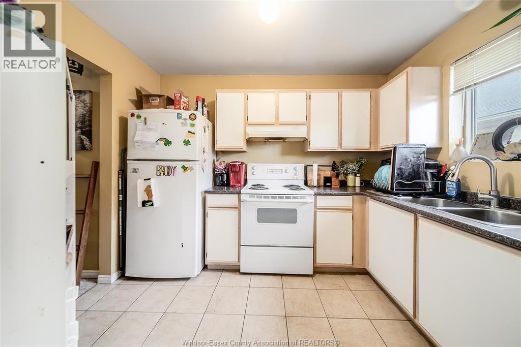 1970 Daytona, Windsor, ON - Indoor Photo Showing Kitchen With Double Sink
