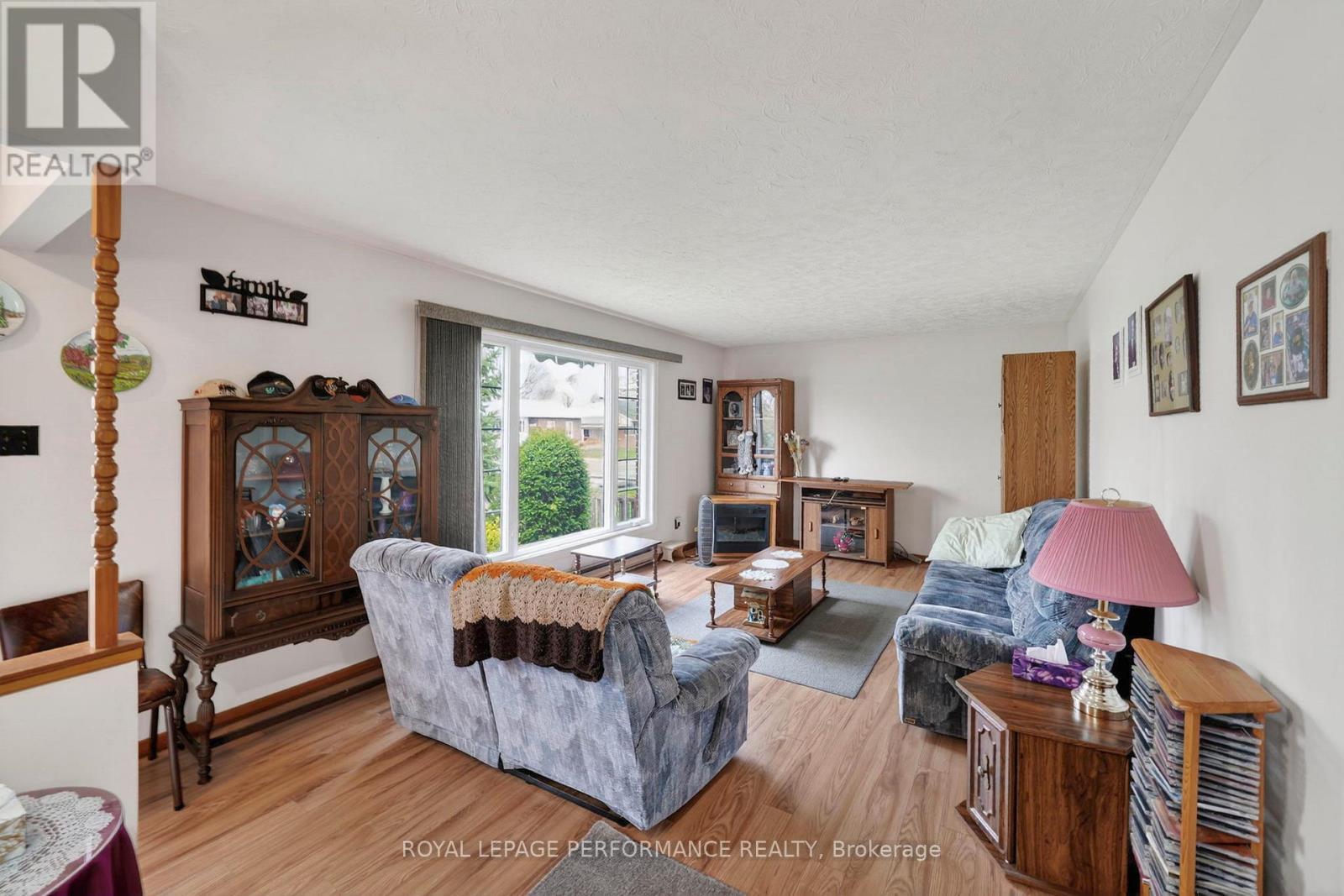 3205 Duval Avenue, Cornwall, ON - Indoor Photo Showing Living Room