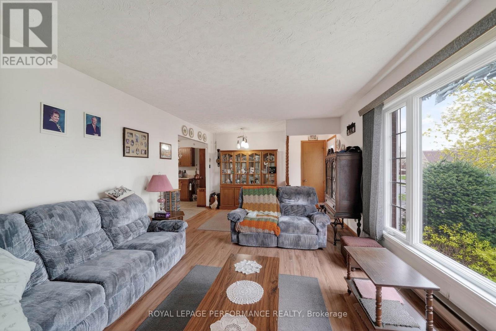 3205 Duval Avenue, Cornwall, ON - Indoor Photo Showing Living Room
