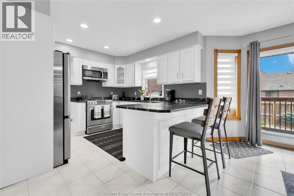 2048 Eugeni, Tecumseh, ON - Indoor Photo Showing Kitchen