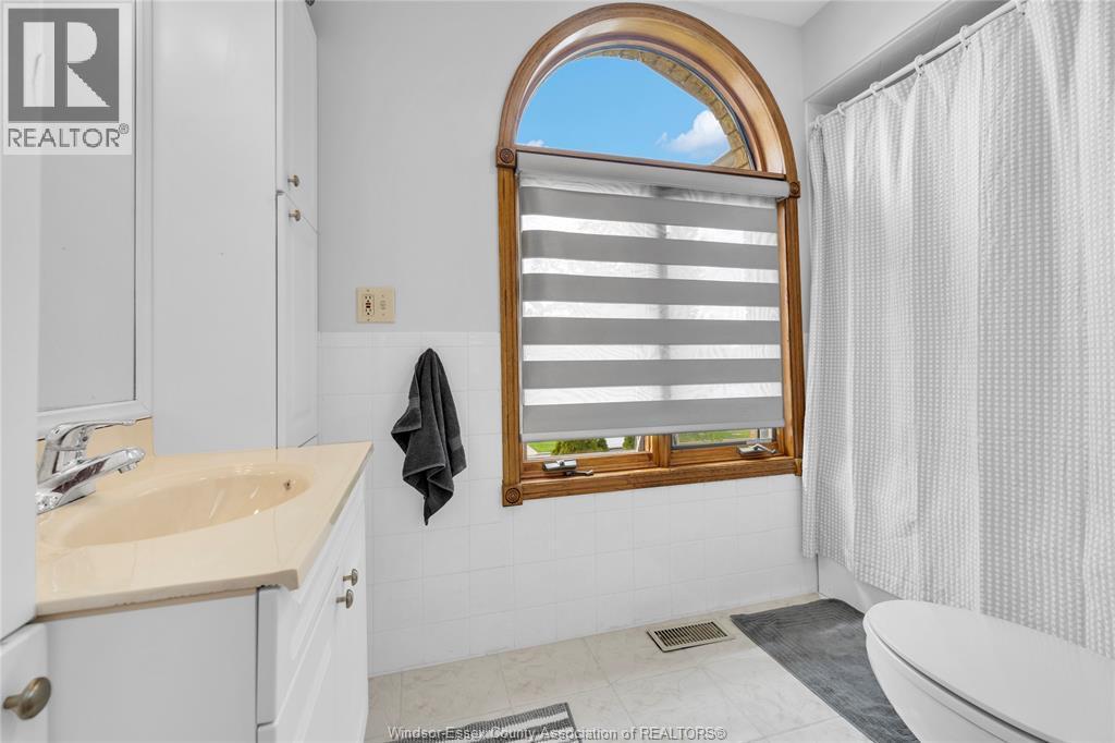 2048 Eugeni, Tecumseh, ON - Indoor Photo Showing Bathroom