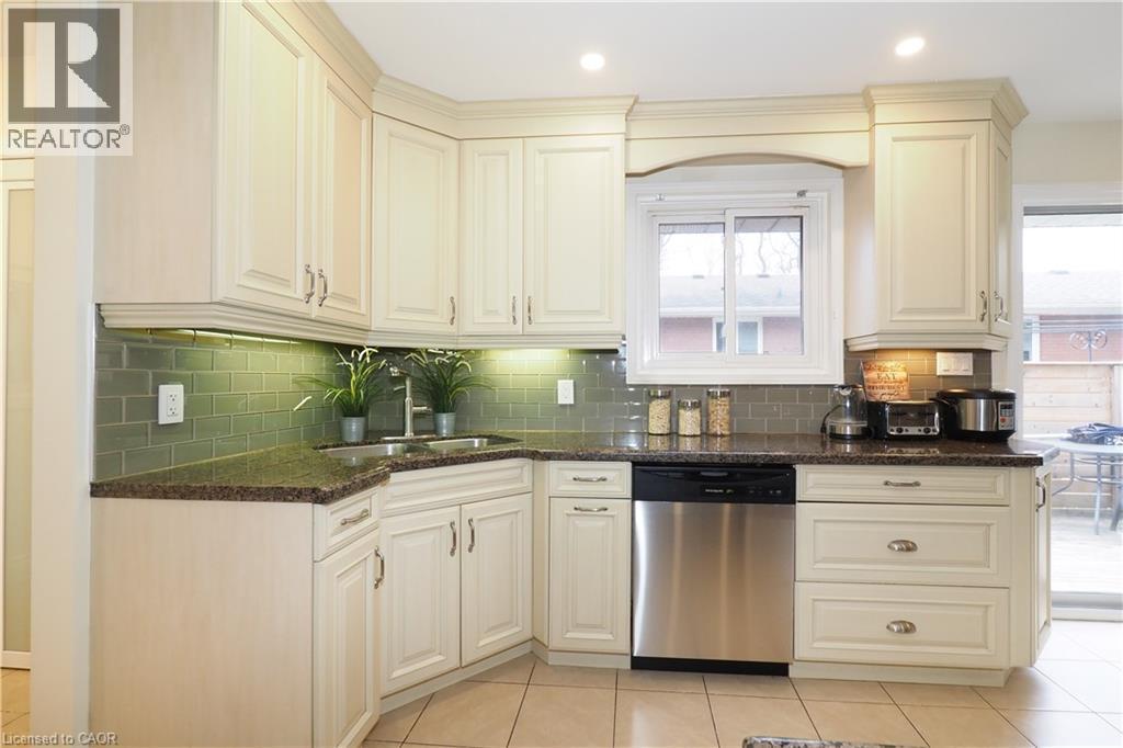 163 Pinegrove Crescent, Waterloo, ON - Indoor Photo Showing Kitchen