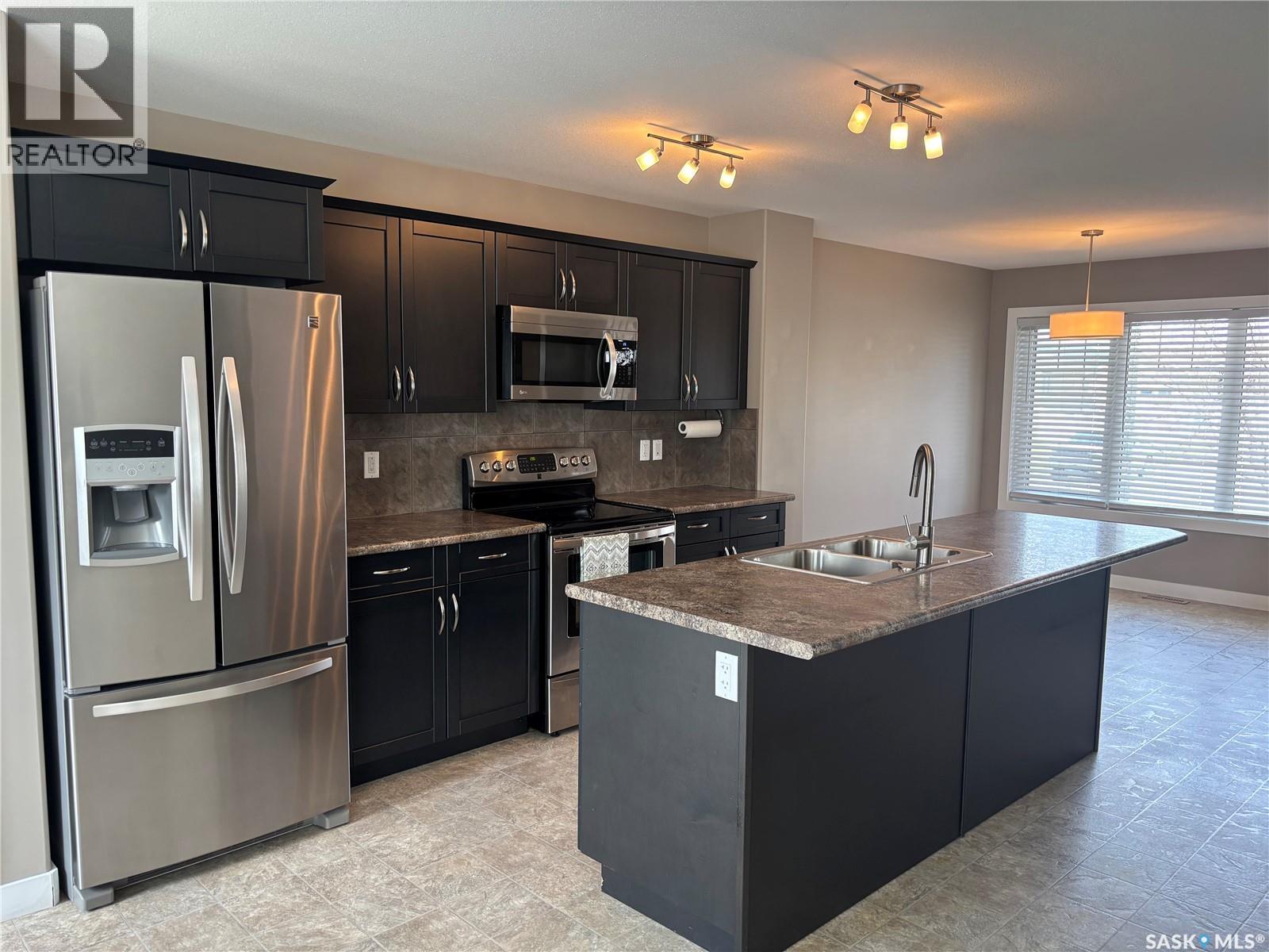 4501 Green Poplar Lane E, Regina, SK - Indoor Photo Showing Kitchen With Double Sink With Upgraded Kitchen