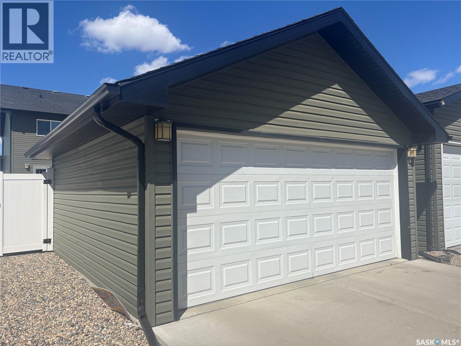 4501 Green Poplar Lane E, Regina, SK - Outdoor