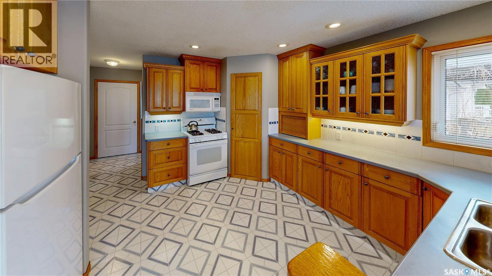 3254 Peyson Bay E, Regina, SK - Indoor Photo Showing Kitchen