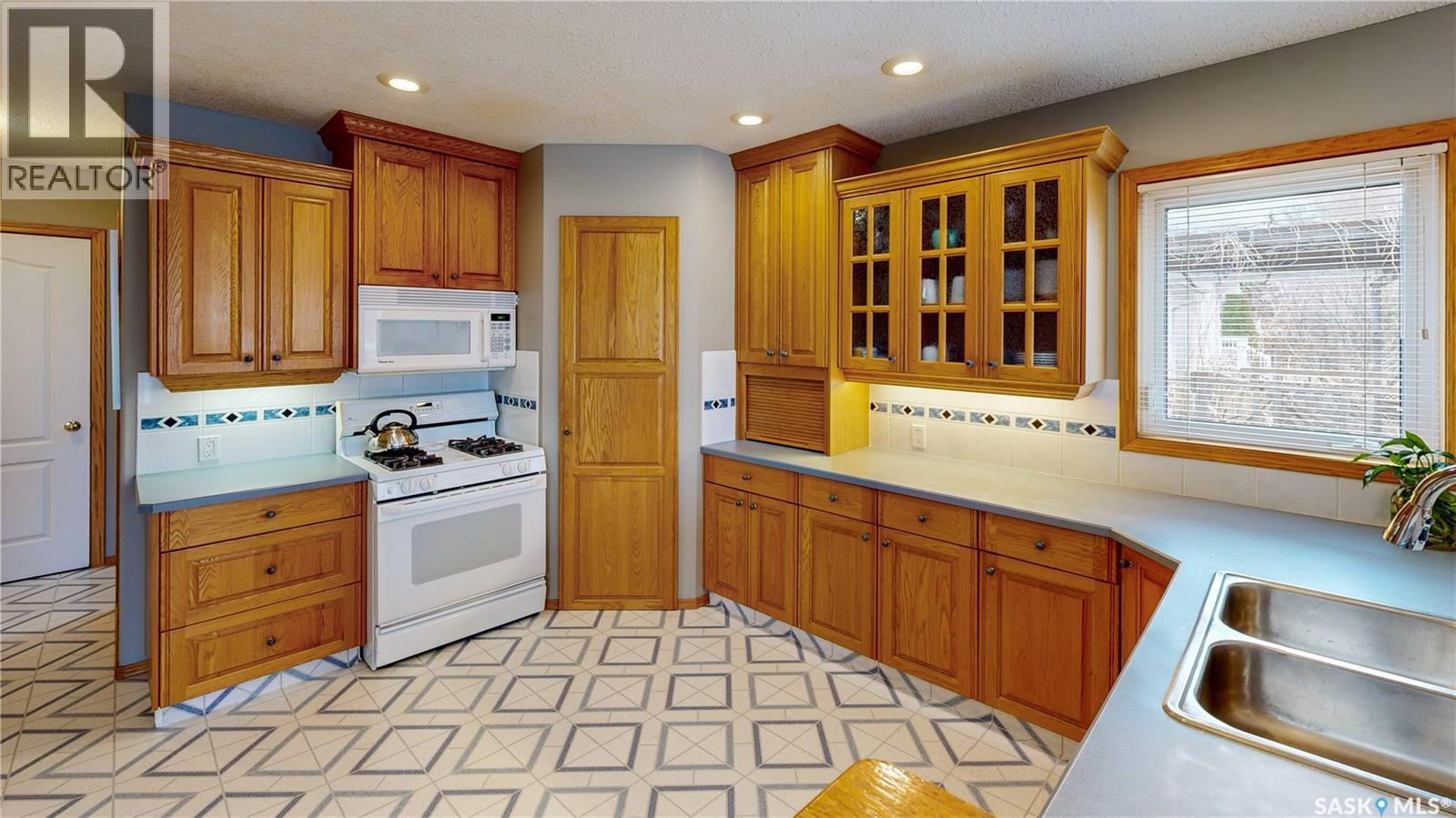 3254 Peyson Bay E, Regina, SK - Indoor Photo Showing Kitchen With Double Sink