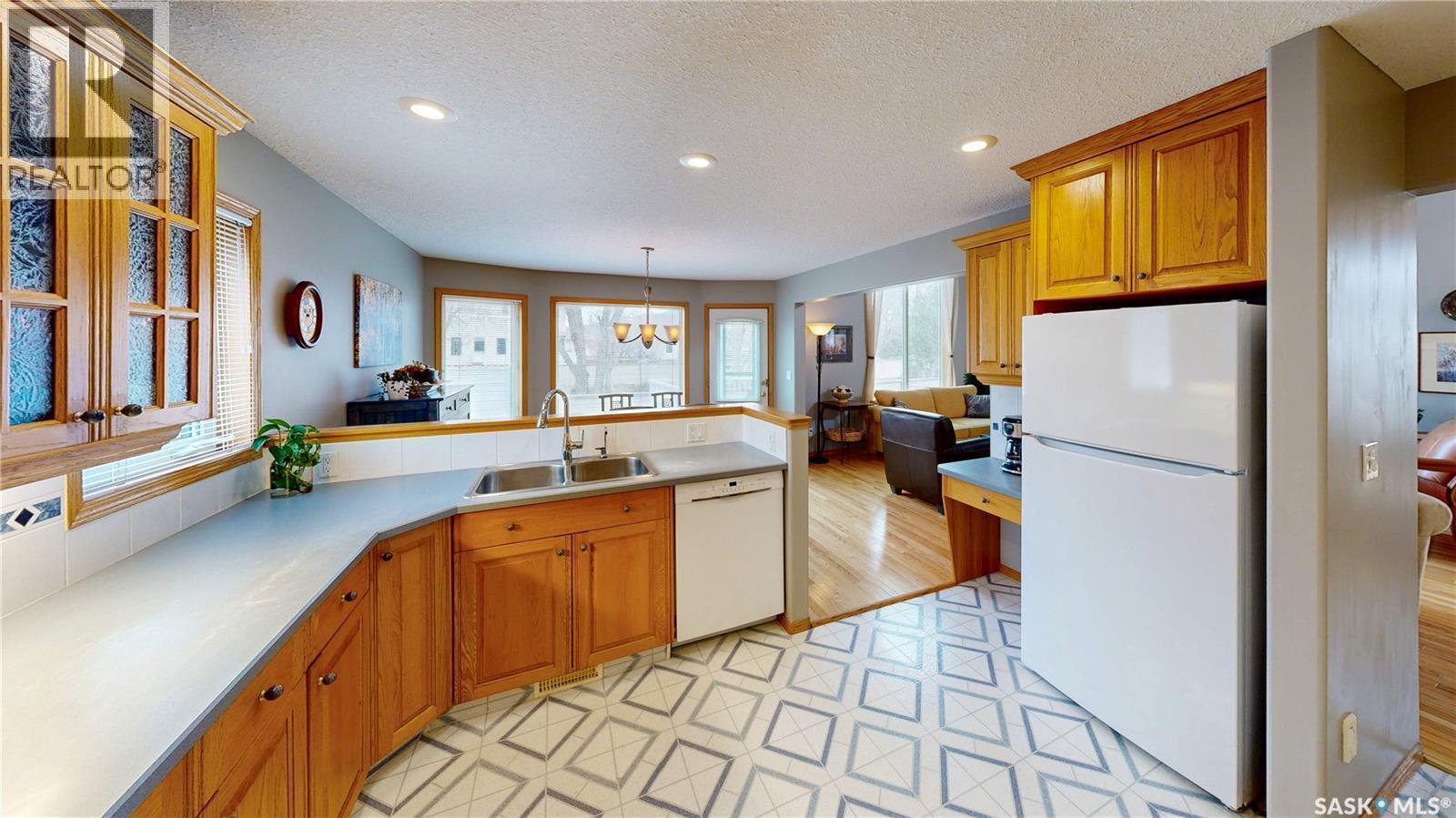 3254 Peyson Bay E, Regina, SK - Indoor Photo Showing Kitchen With Double Sink