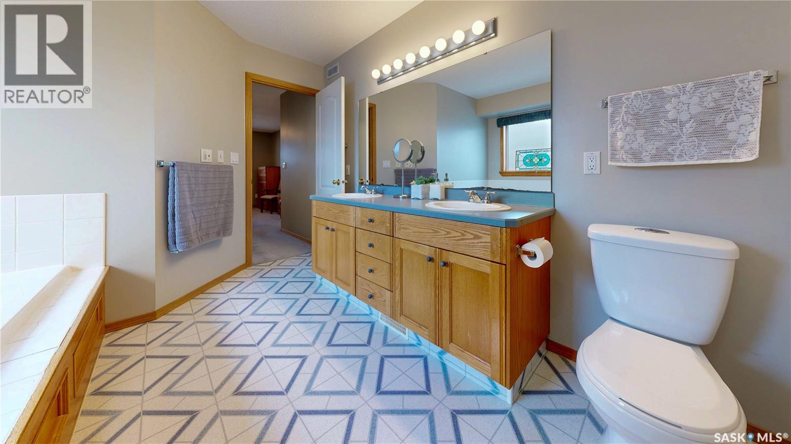3254 Peyson Bay E, Regina, SK - Indoor Photo Showing Bathroom