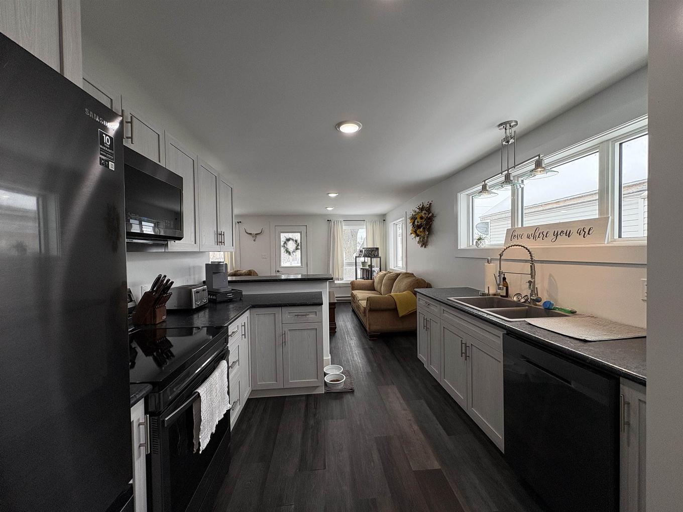 1026 Third Street E, Fort Frances, ON - Indoor Photo Showing Kitchen With Double Sink