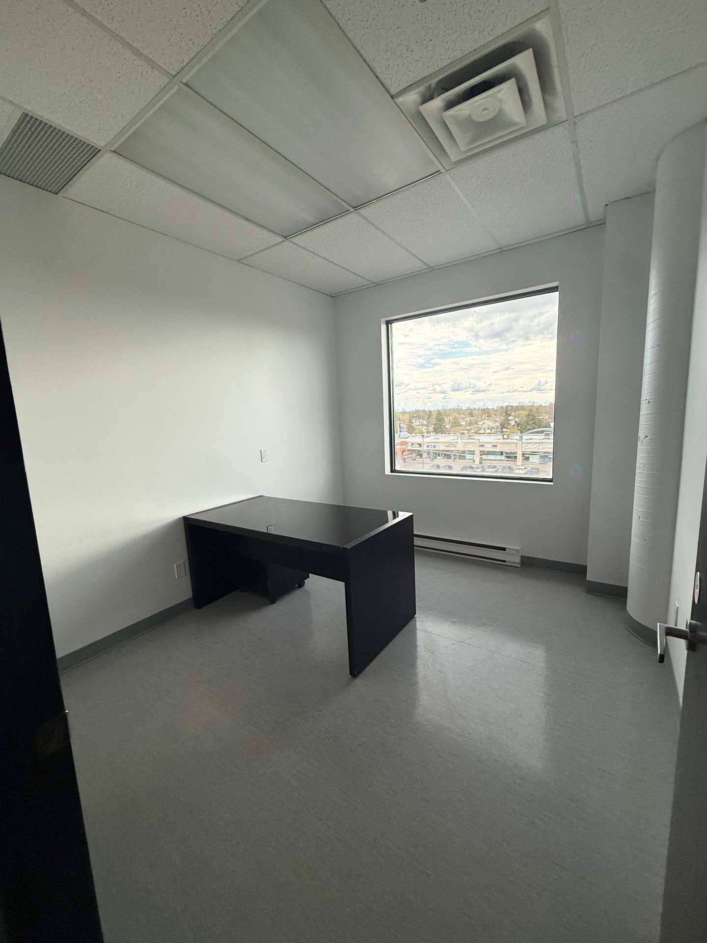 Office - 401A-3883 Boul. St-Jean, Dollard-Des-Ormeaux, QC - Indoor Photo Showing Other Room