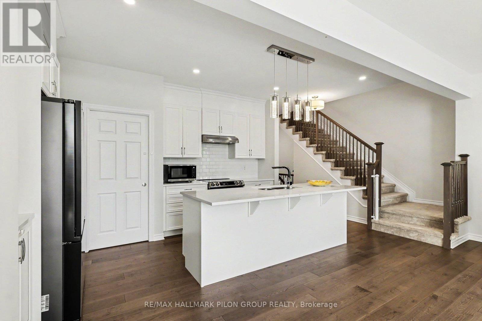 396 Ventoux Avenue, Ottawa, ON - Indoor Photo Showing Kitchen With Double Sink With Upgraded Kitchen