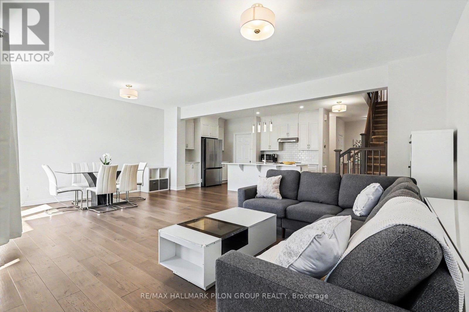 396 Ventoux Avenue, Ottawa, ON - Indoor Photo Showing Living Room