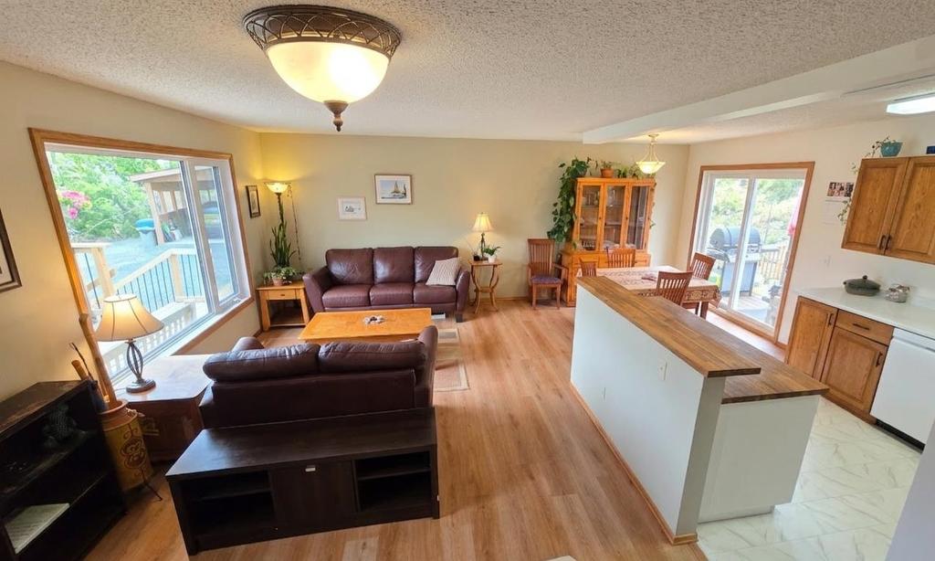 227 Transmitter Road, Kenora, ON - Indoor Photo Showing Living Room
