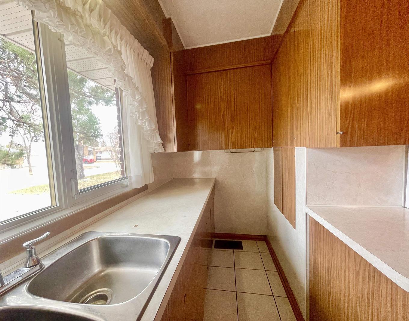 45 Dingwall Parkway, Dryden, ON - Indoor Photo Showing Kitchen With Double Sink