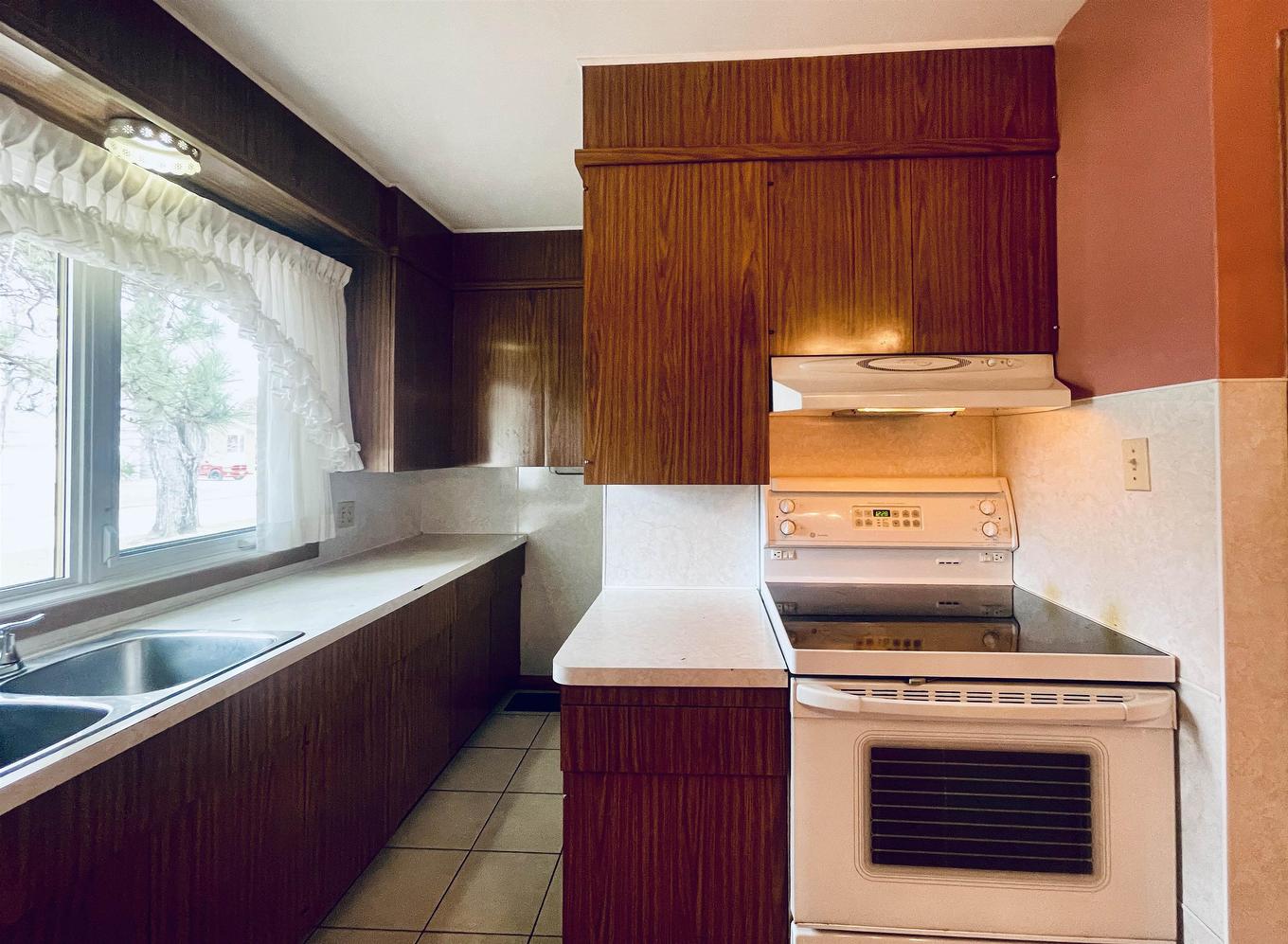 45 Dingwall Parkway, Dryden, ON - Indoor Photo Showing Kitchen With Double Sink