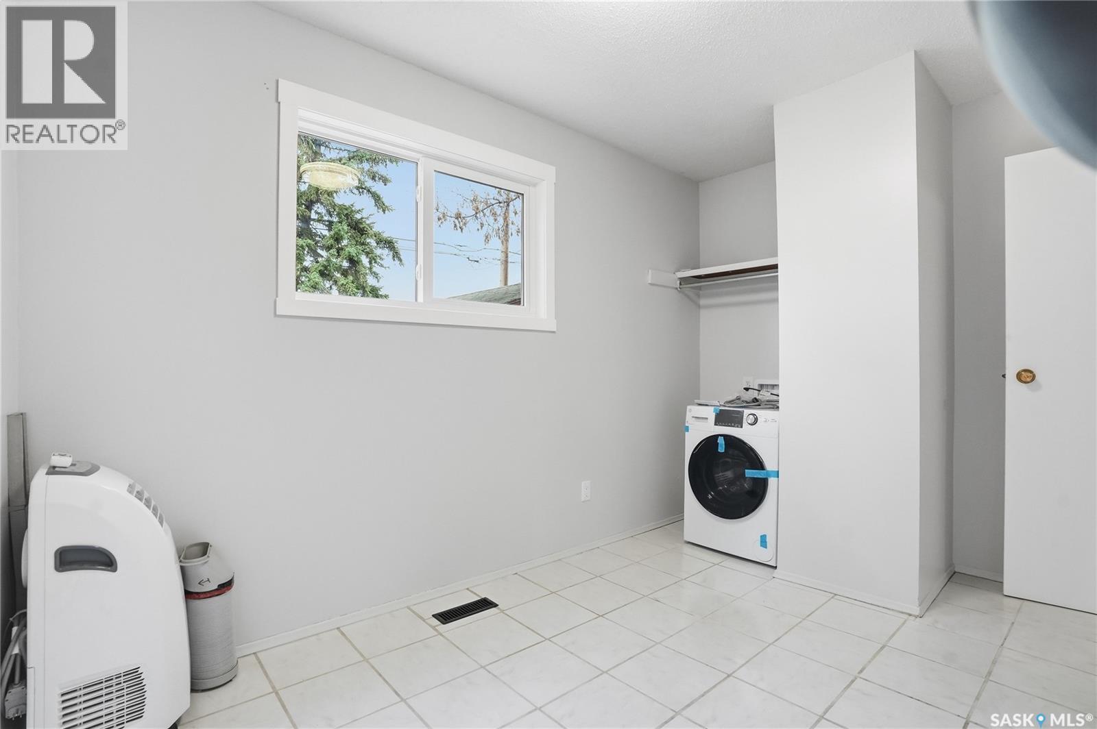 53 Rita Crescent, Saskatoon, SK - Indoor Photo Showing Laundry Room