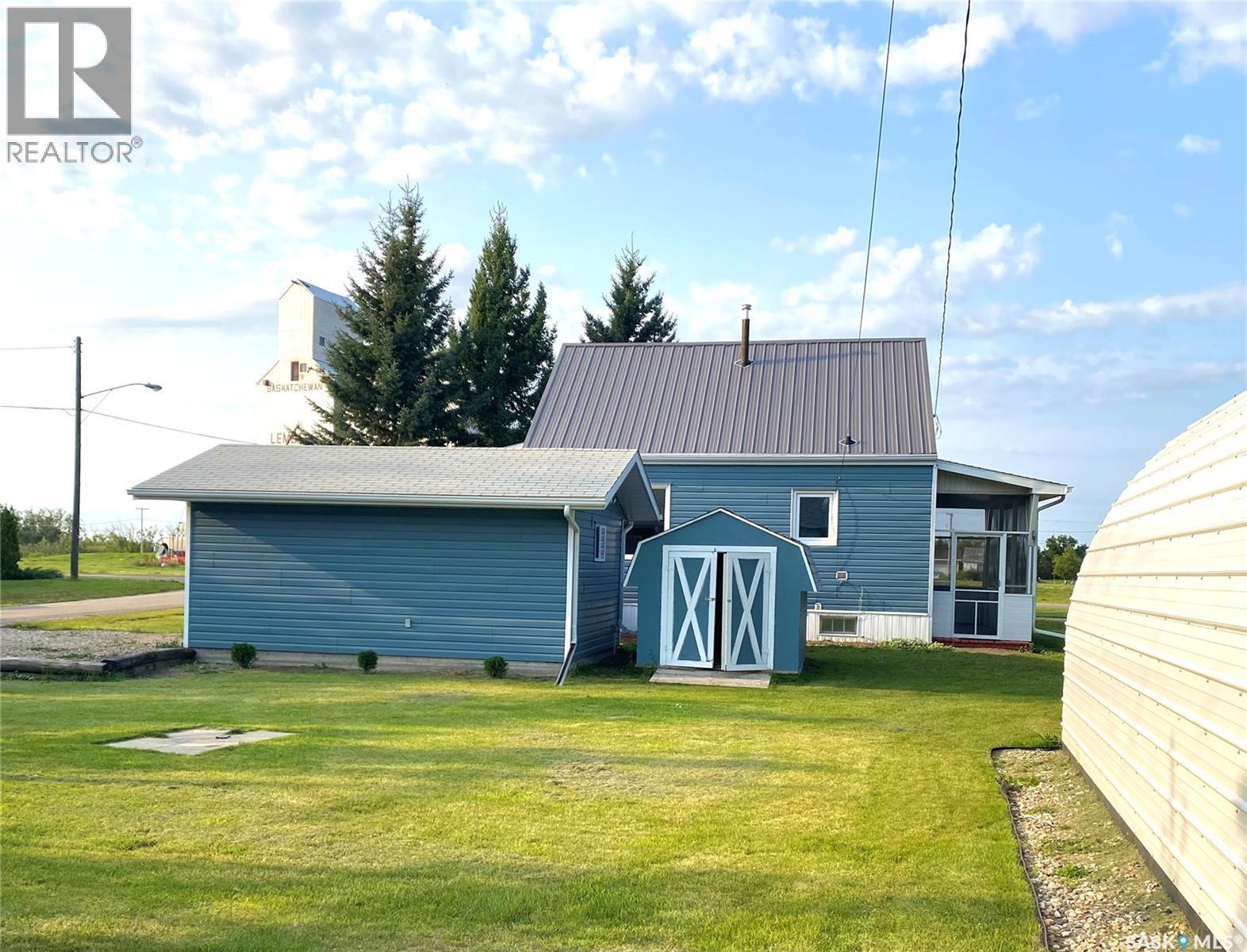 325 Grout Street, Lemberg, SK - Outdoor