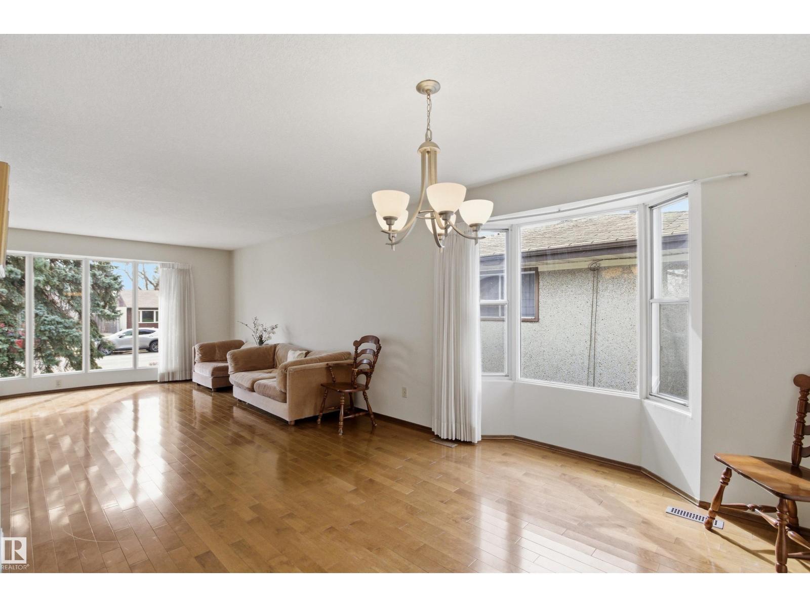 13222 116 St Nw, Edmonton, AB - Indoor Photo Showing Living Room