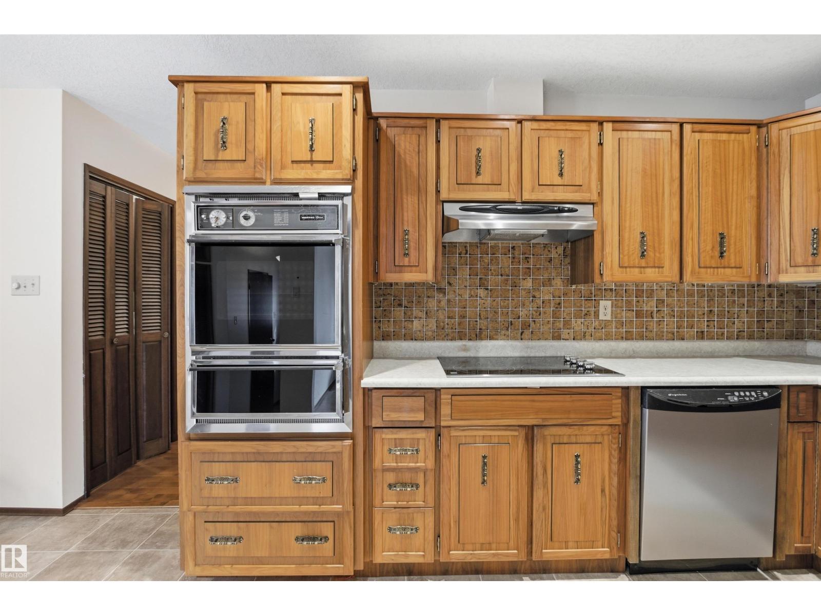 13222 116 St Nw, Edmonton, AB - Indoor Photo Showing Kitchen
