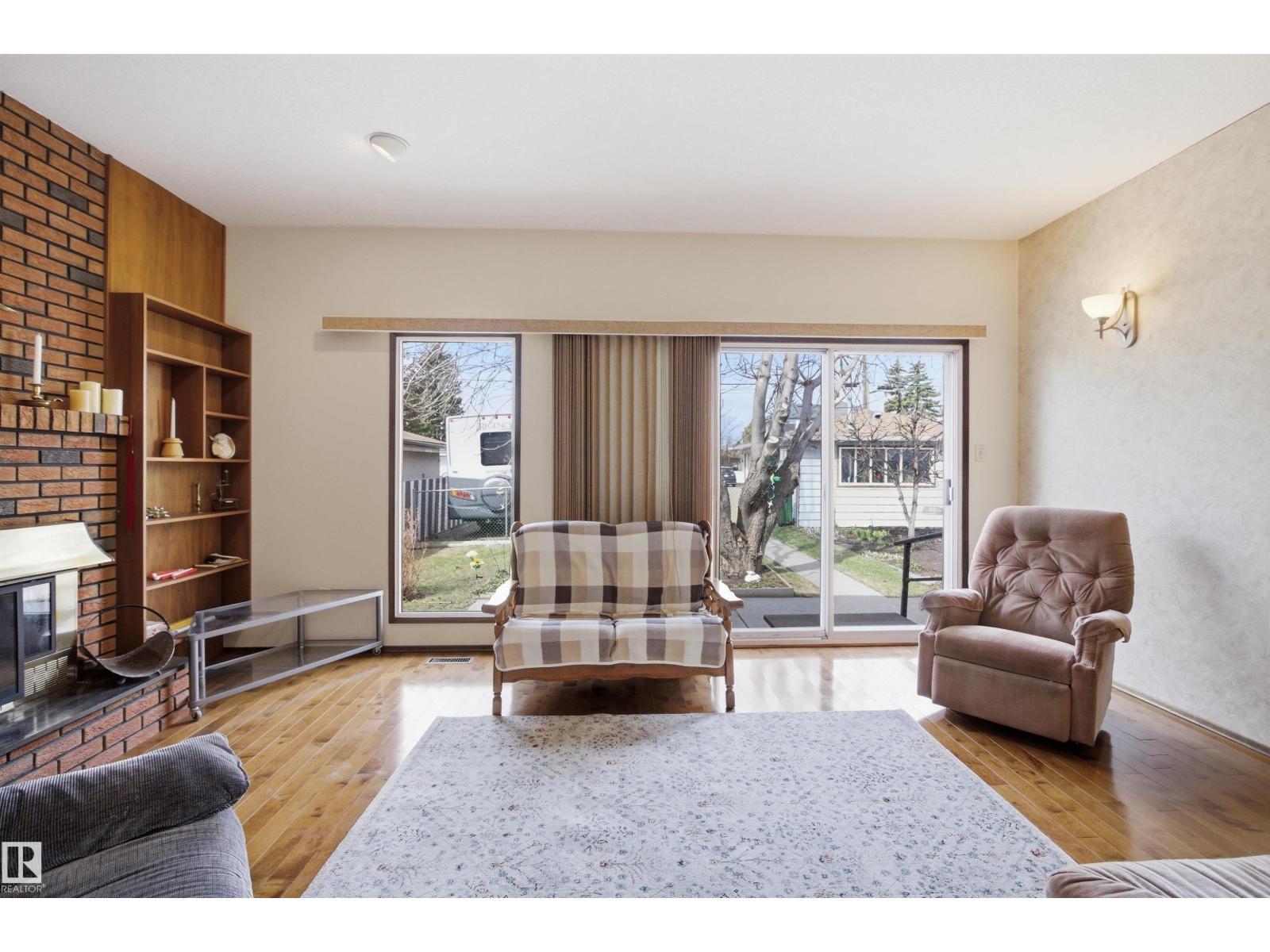 13222 116 St Nw, Edmonton, AB - Indoor Photo Showing Living Room