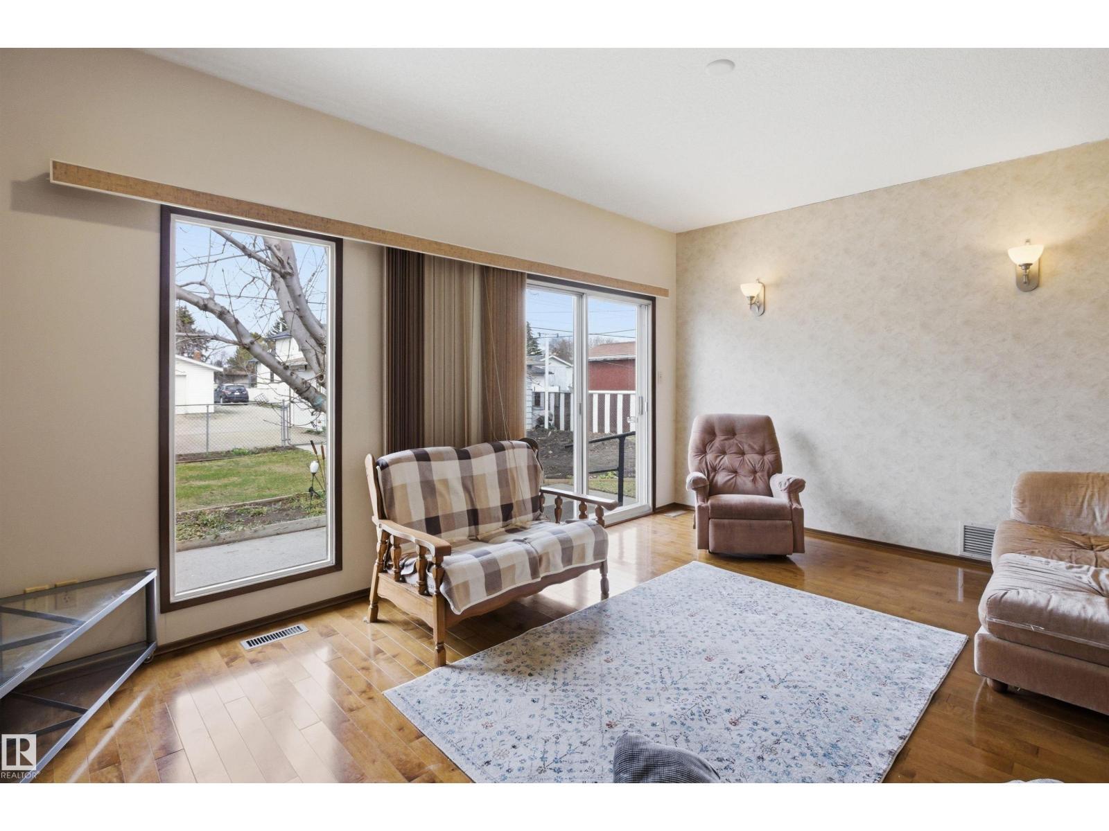13222 116 St Nw, Edmonton, AB - Indoor Photo Showing Living Room