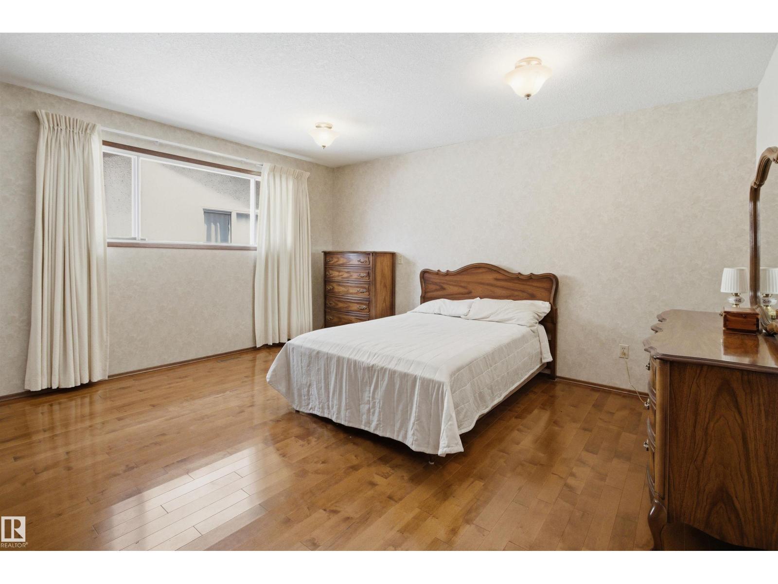 13222 116 St Nw, Edmonton, AB - Indoor Photo Showing Bedroom