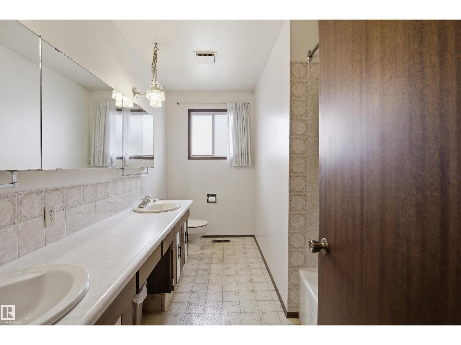 13222 116 St Nw, Edmonton, AB - Indoor Photo Showing Bathroom