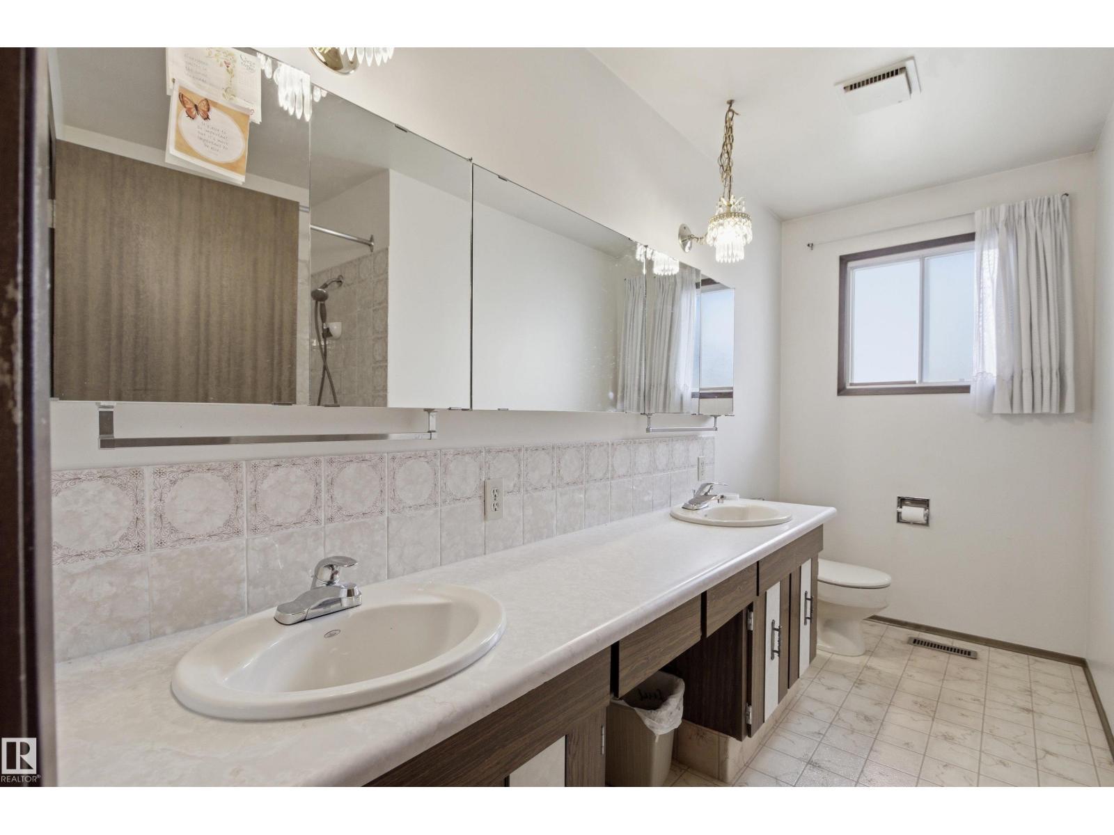 13222 116 St Nw, Edmonton, AB - Indoor Photo Showing Bathroom