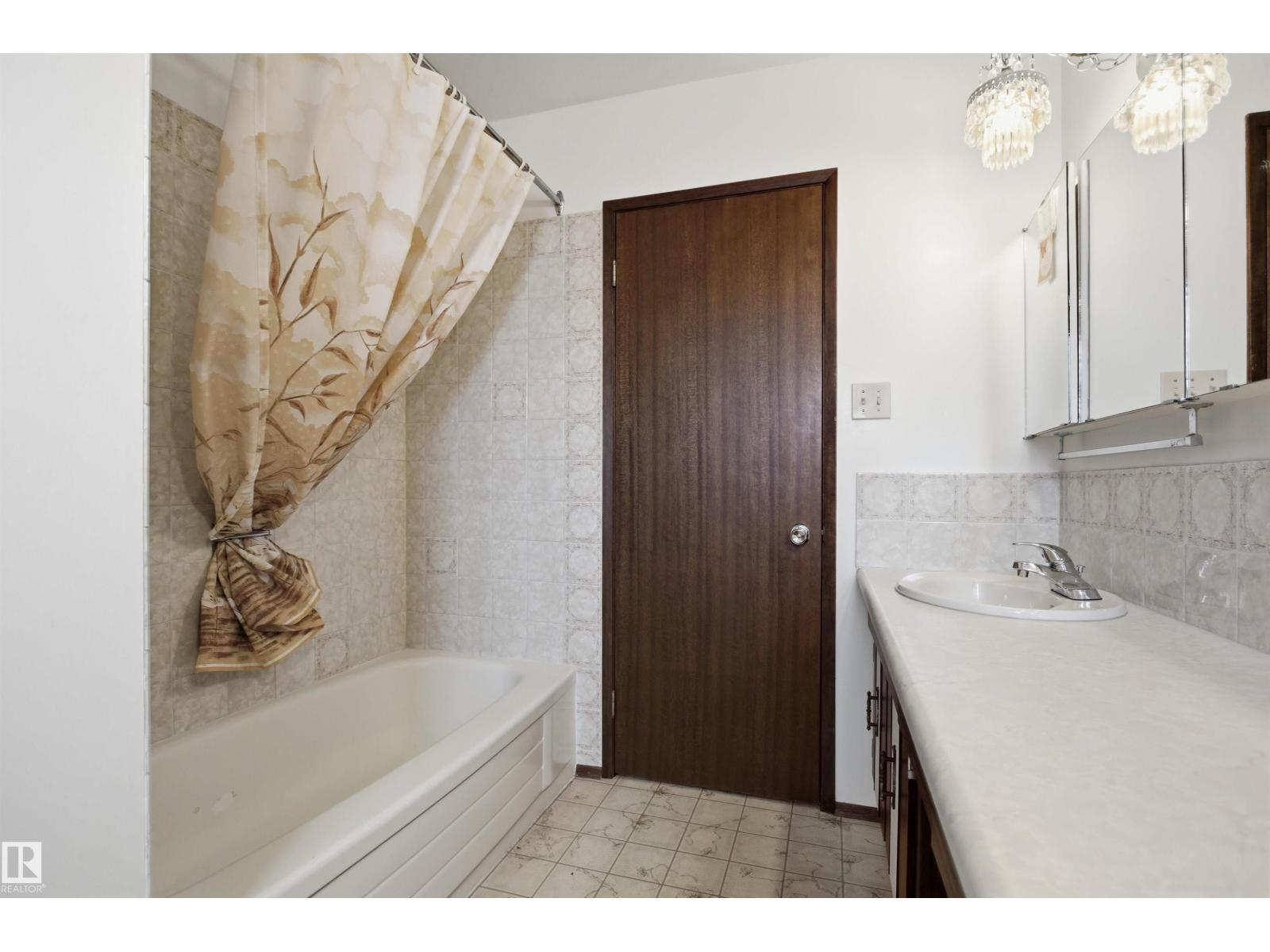 13222 116 St Nw, Edmonton, AB - Indoor Photo Showing Bathroom