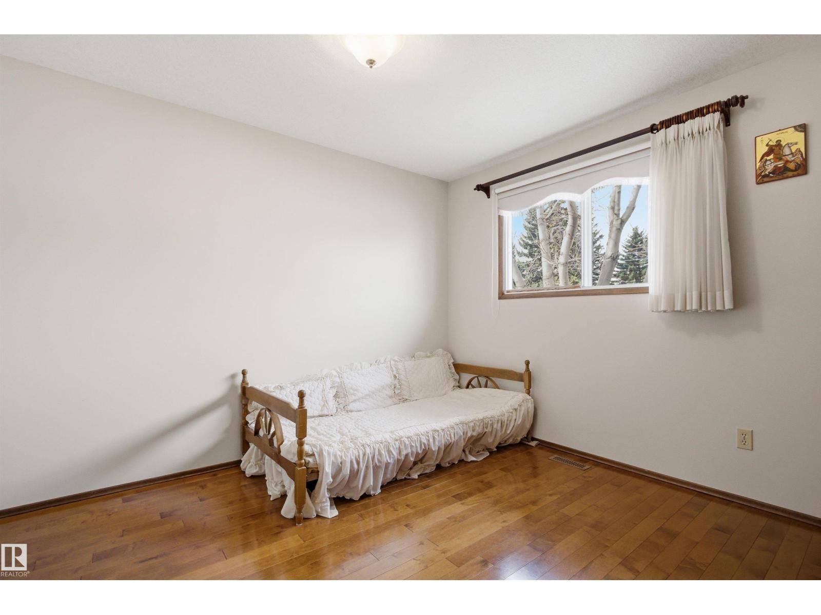 13222 116 St Nw, Edmonton, AB - Indoor Photo Showing Bedroom