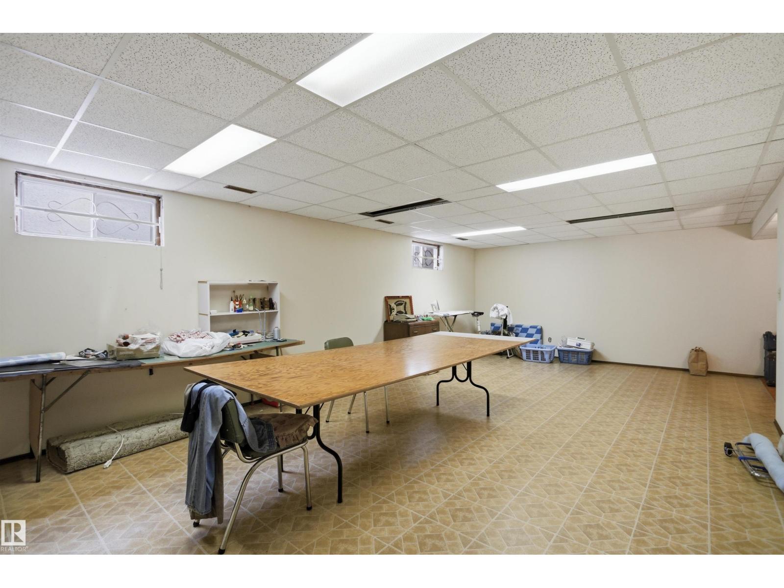 13222 116 St Nw, Edmonton, AB - Indoor