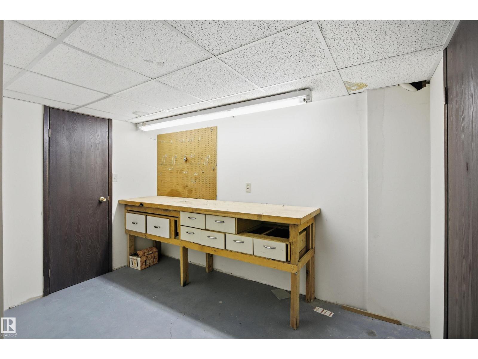 13222 116 St Nw, Edmonton, AB - Indoor