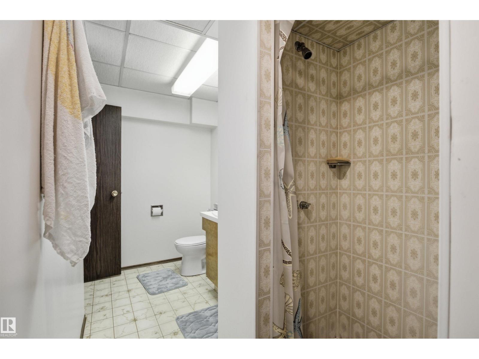 13222 116 St Nw, Edmonton, AB - Indoor Photo Showing Bathroom