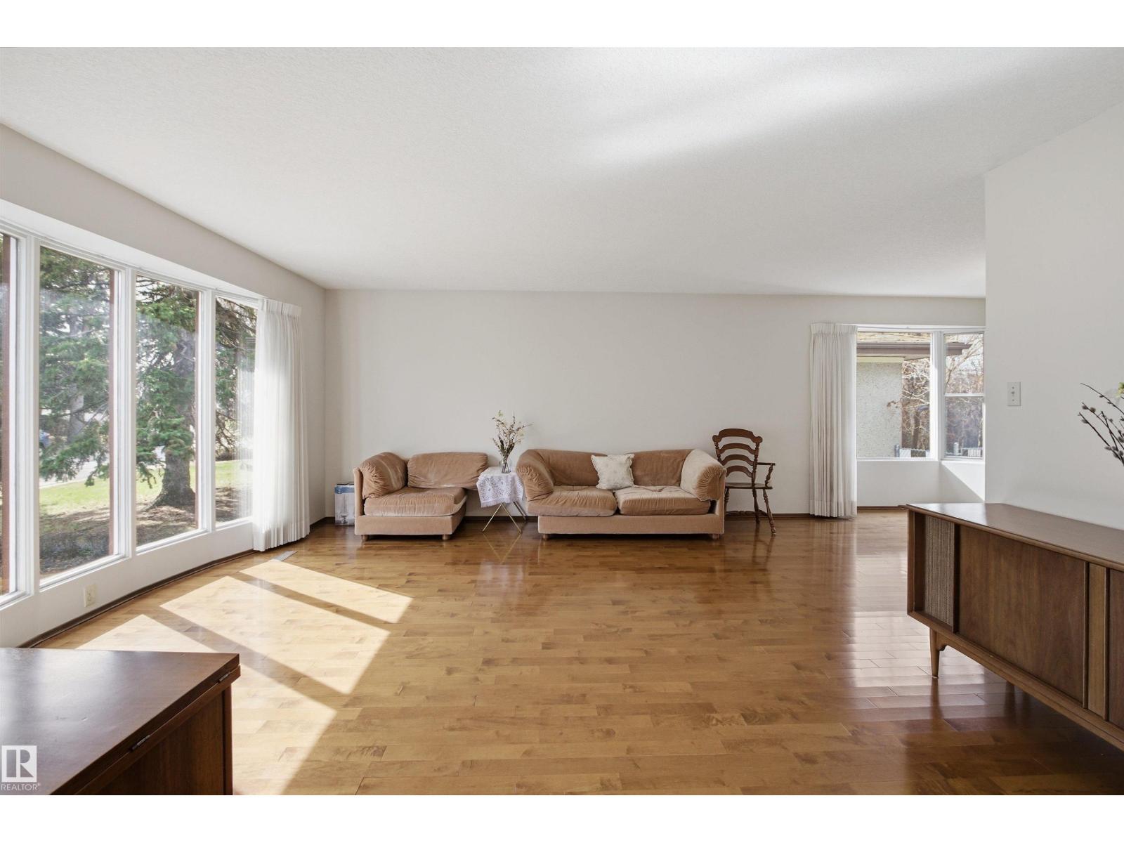 13222 116 St Nw, Edmonton, AB - Indoor Photo Showing Living Room