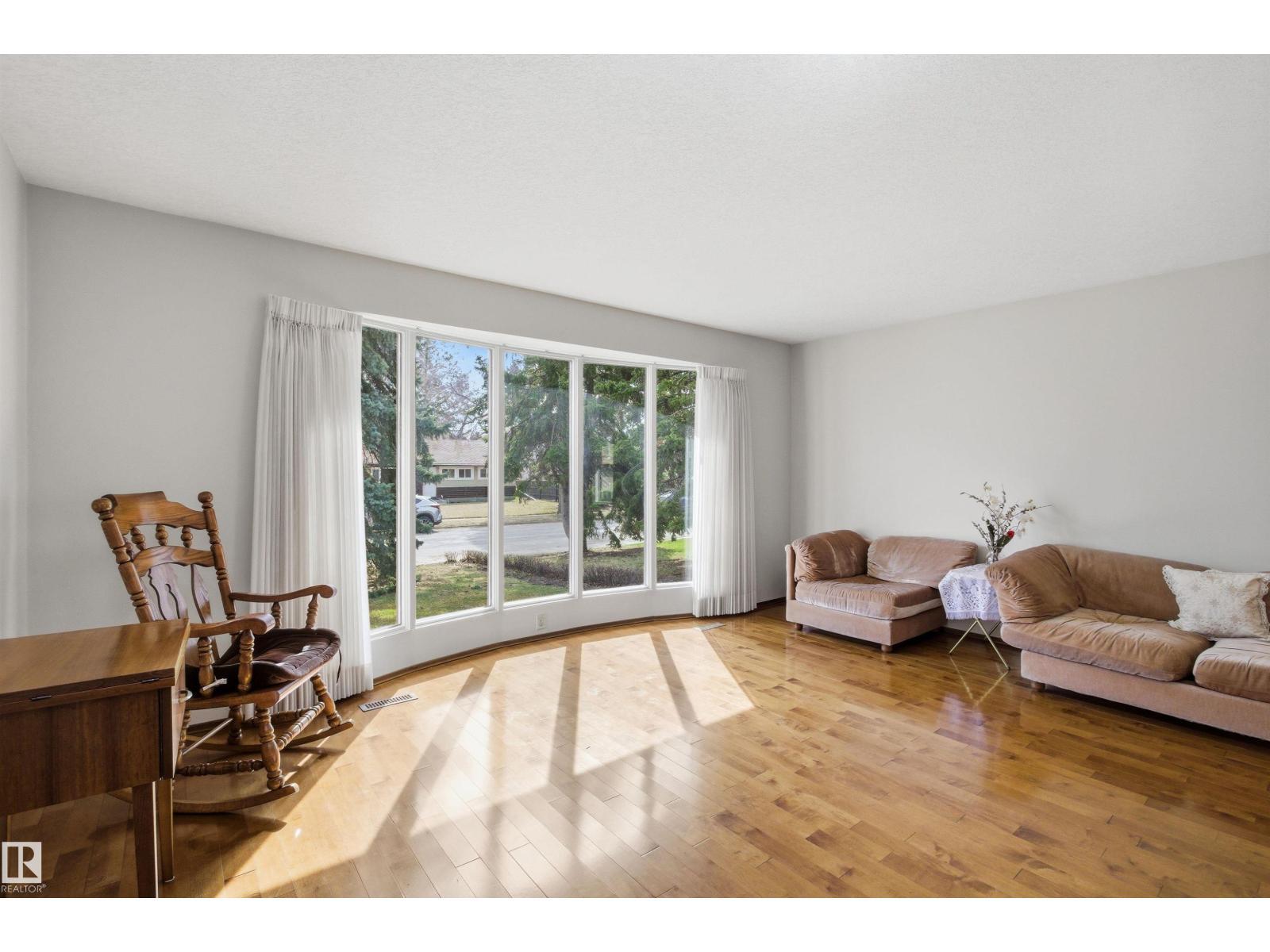 13222 116 St Nw, Edmonton, AB - Indoor Photo Showing Living Room