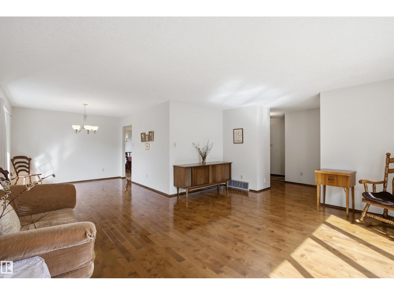 13222 116 St Nw, Edmonton, AB - Indoor Photo Showing Living Room