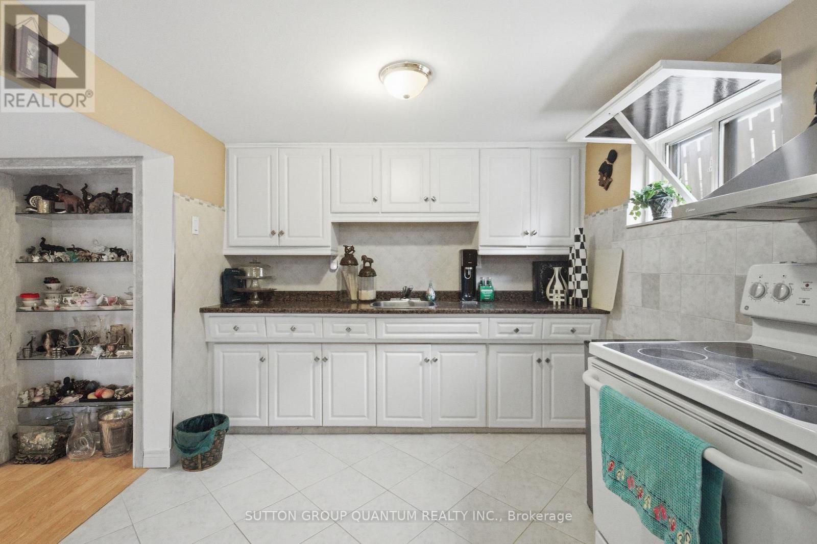 1257 Alexandra Avenue, Mississauga, ON - Indoor Photo Showing Kitchen
