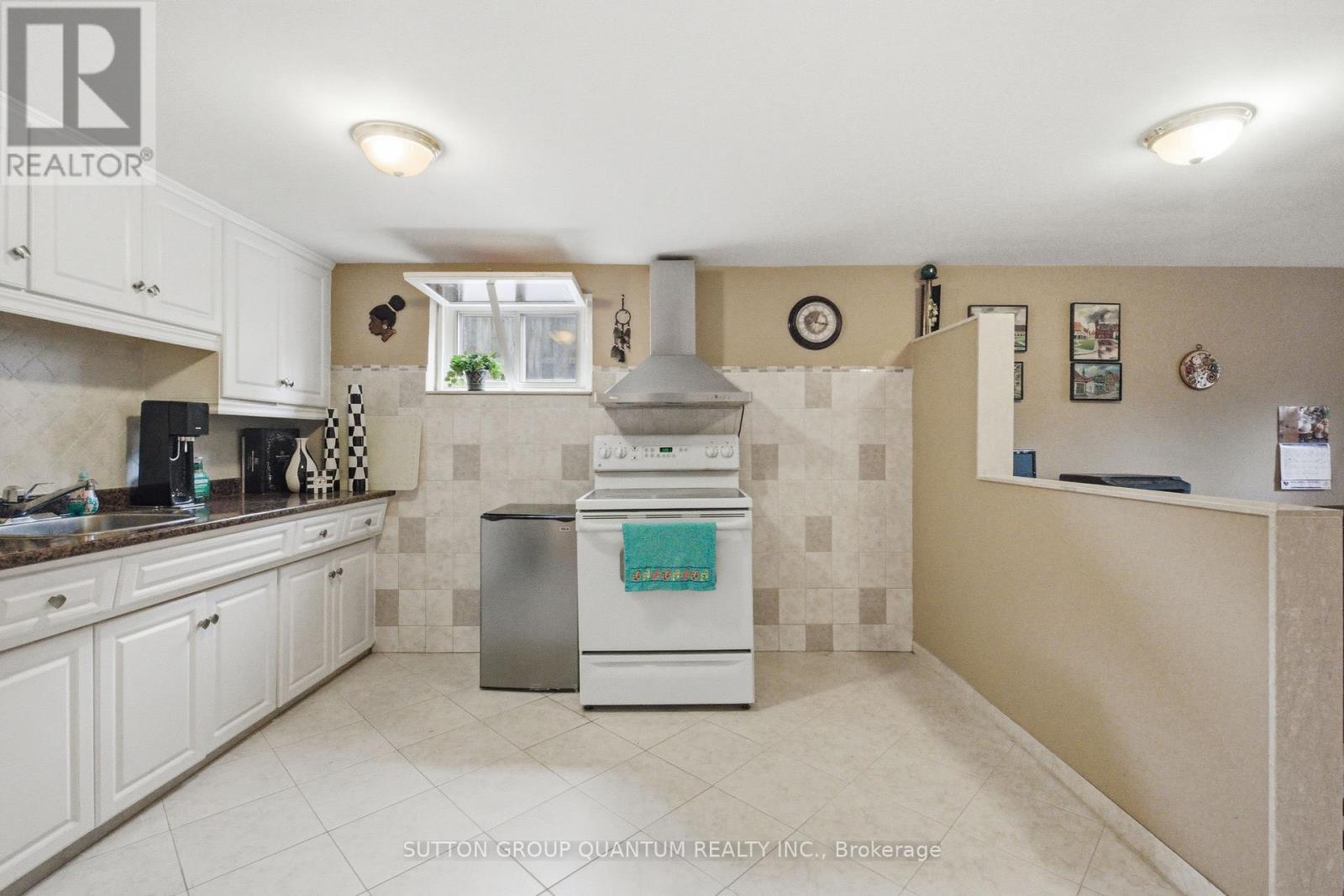 1257 Alexandra Avenue, Mississauga, ON - Indoor Photo Showing Kitchen
