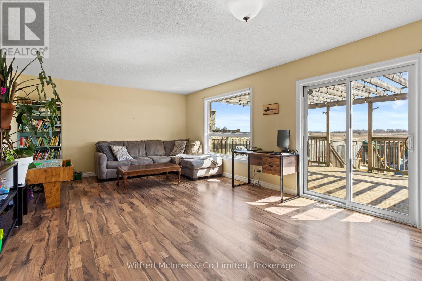 59 Dales Drive, Mapleton, ON - Indoor Photo Showing Living Room