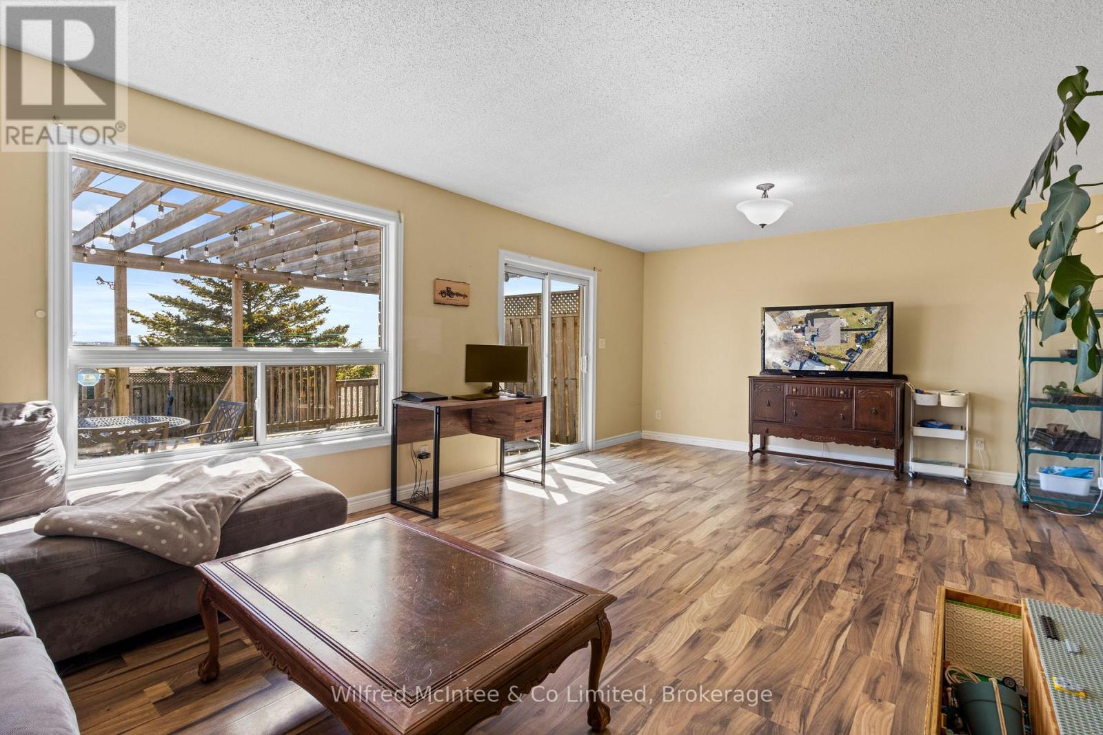 59 Dales Drive, Mapleton, ON - Indoor Photo Showing Living Room