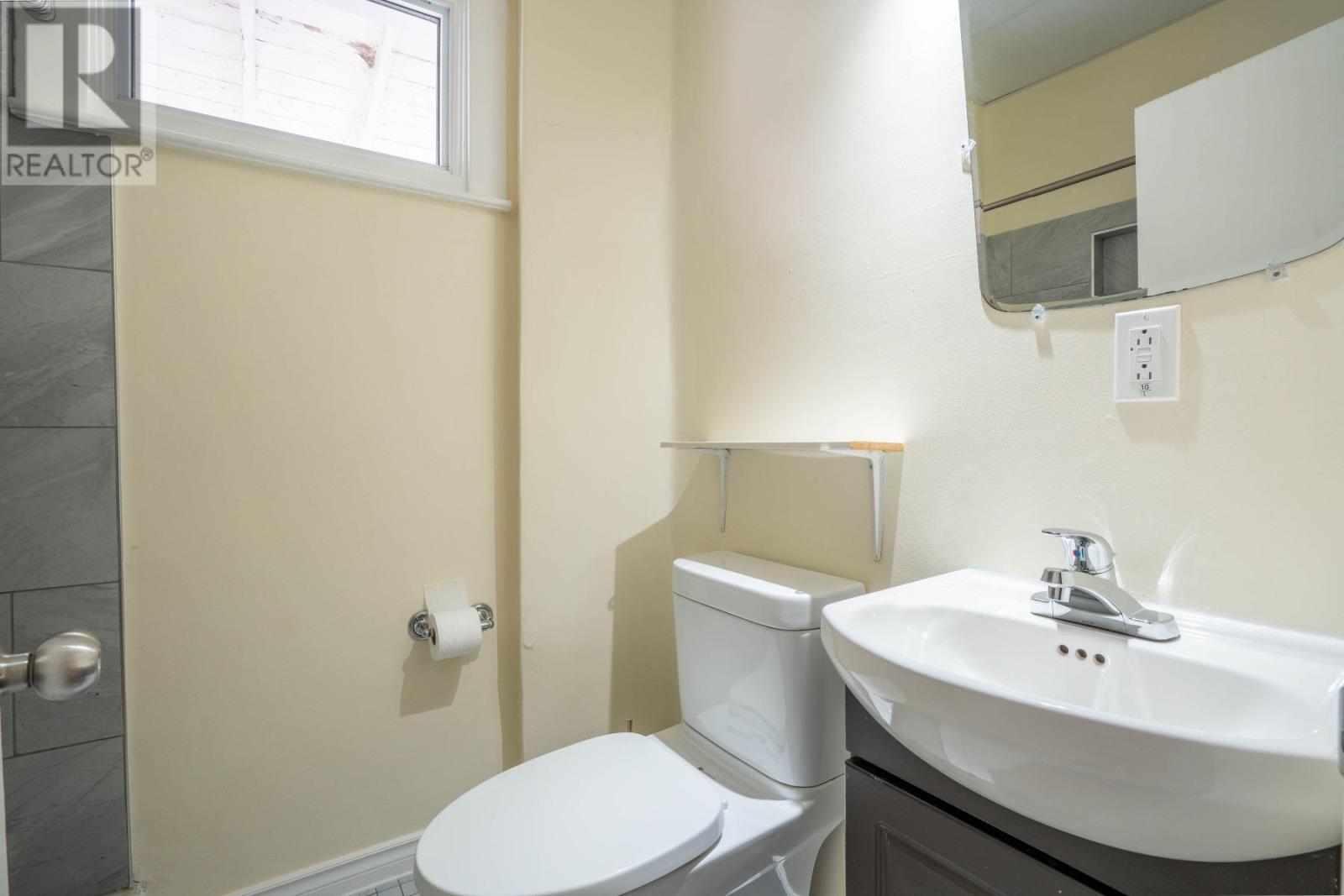 928 Queen St E, Sault Ste. Marie, ON - Indoor Photo Showing Bathroom
