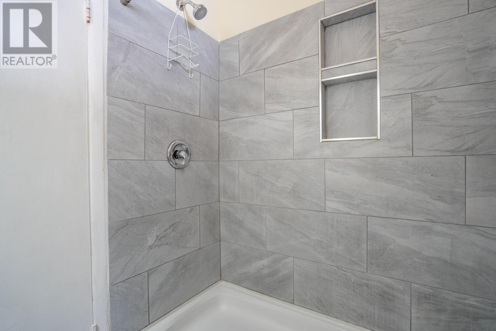 928 Queen St E, Sault Ste. Marie, ON - Indoor Photo Showing Bathroom