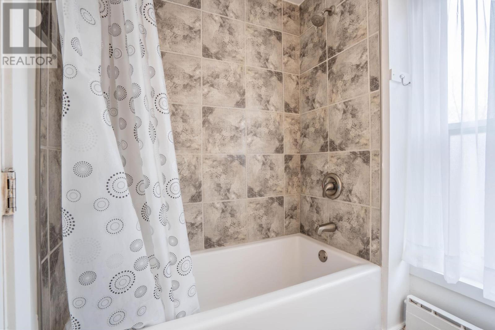 928 Queen St E, Sault Ste. Marie, ON - Indoor Photo Showing Bathroom