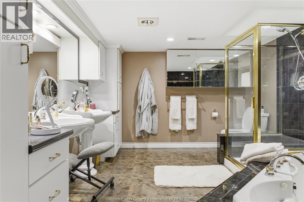 362 Pentilly, Tecumseh, ON - Indoor Photo Showing Bathroom