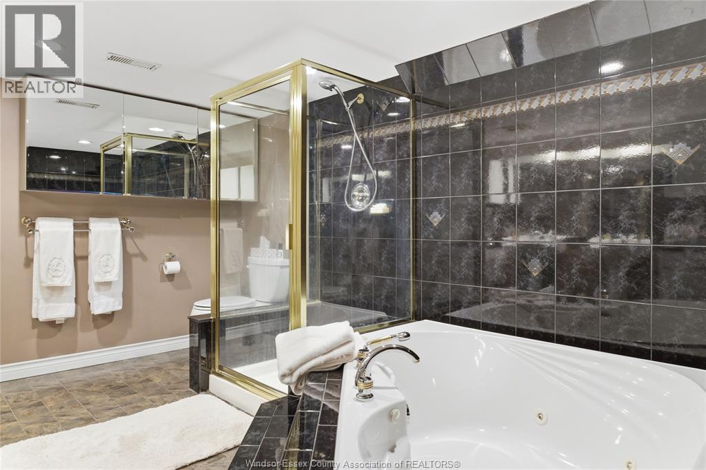 362 Pentilly, Tecumseh, ON - Indoor Photo Showing Bathroom