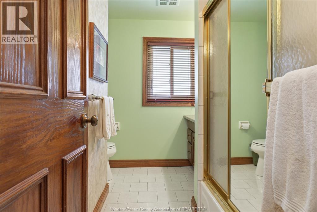 362 Pentilly, Tecumseh, ON - Indoor Photo Showing Bathroom